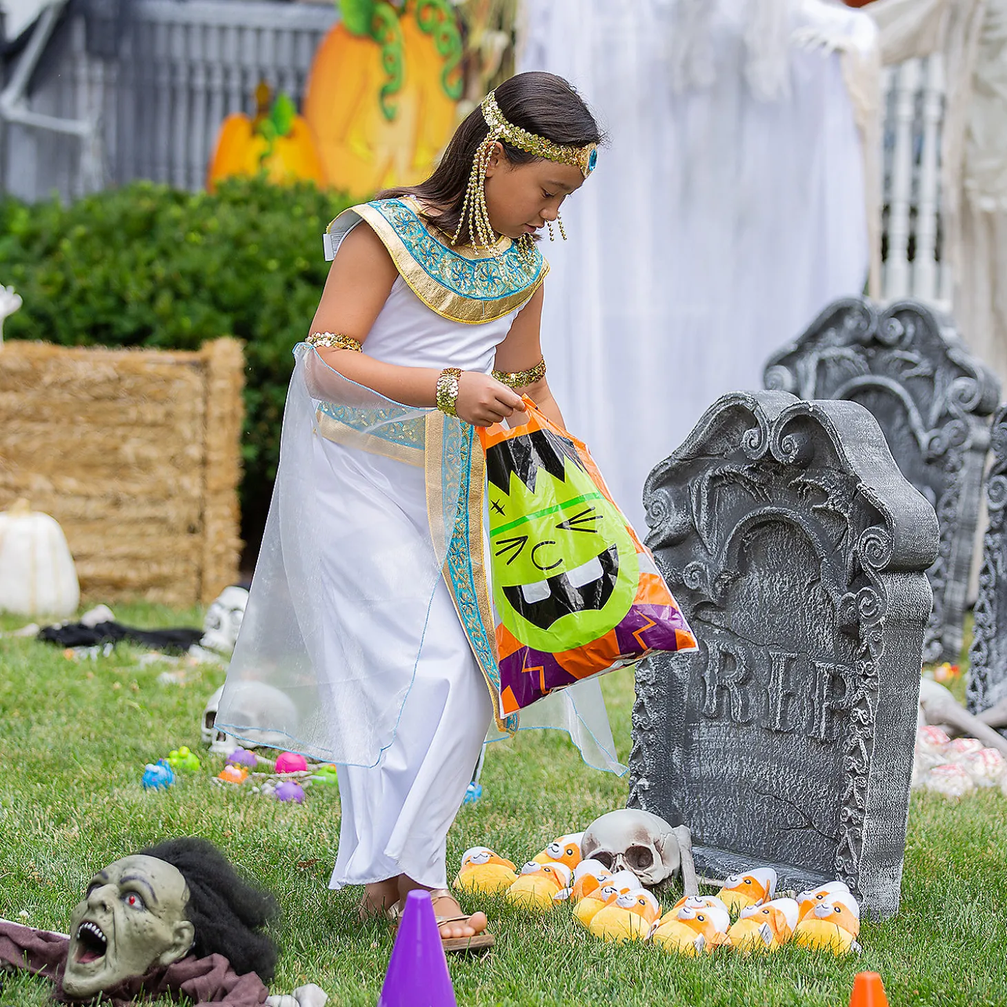 12 1/2" X 17" Bulk 250 Pc. Medium Halloween Trick-Or-Treat Plastic Goody Bag Assortment