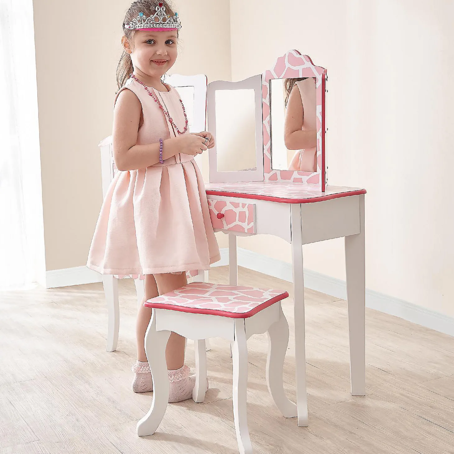 Fantasy Fields - Fashion Giraffe Prints Gisele Play Vanity Set - Pink / White